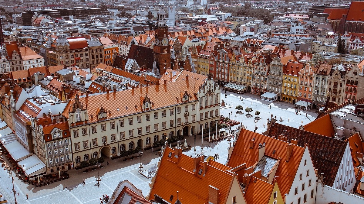 Odszkodowanie za uszkodzenie części wspólnych budynku przez wspólnotę mieszkaniową – kto i jak może dochodzić roszczeń?